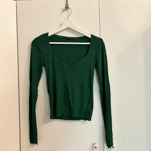 Long sleeve green top - High quality fabric from Stradivarius.