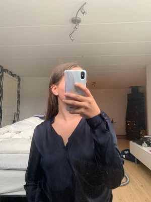 Skjorta från nelly - Säljer denna fina marinblåa skjorta från Nelly. Är helt oanvänd då den är för liten för mig. 