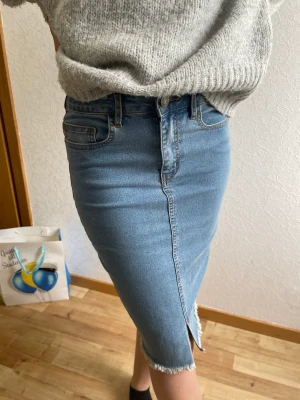 Snygg jeanskjol  - Snygg tajt jeanskjol som inte passar längre 