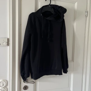 Svart hoodie - Svart hoodie!!