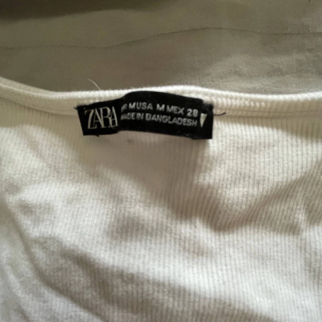 Vit topp med volang - 91