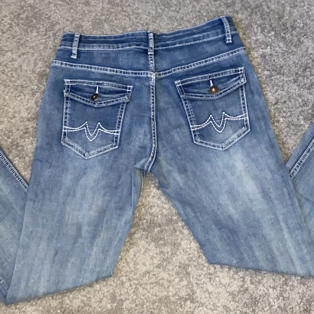 Oanvända straight jeans, endast testade 1 gång. Skriv om flera bilder.. Jeans & Byxor.