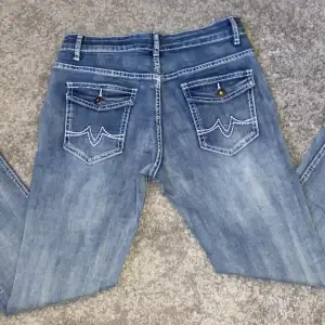 Oanvända straight jeans, endast testade 1 gång. Skriv om flera bilder.