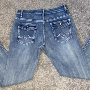 Låg midjade jeans - Oanvända straight jeans, endast testade 1 gång. Skriv om flera bilder.