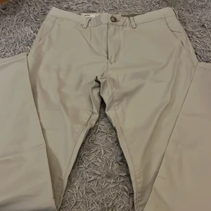 Brothers byxor  - Ett par jättefina brothers byxor i ny skick. Orginal pris 700 säljer för 300