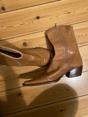 Cowbow boots strl 36 - Snygga vintage cowboyboots i äkta läder, storlek 36. 