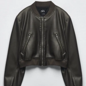 Skinnjacka - Säljer min dösnygga skinnjacka ifrån zara ☄️knappt använd så den är i nyskick, pris kan diskuteras!!!! 💞