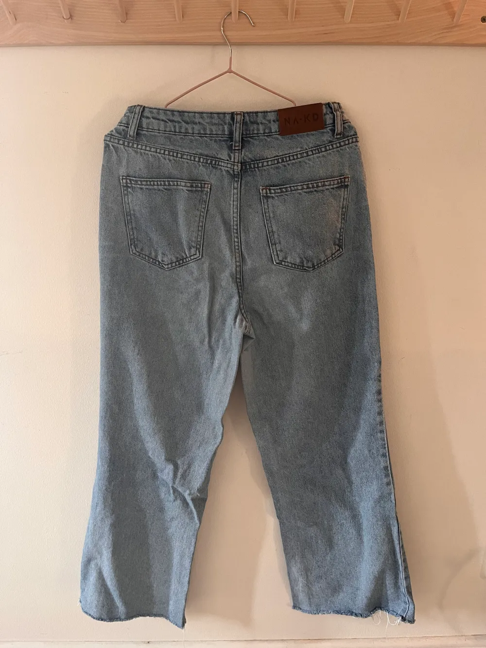 Blå jeans från NA-KD. Byxorna är i strl 38 och är sparsamt använda.   Skriv för fler bilder!😊. Jeans & Byxor.