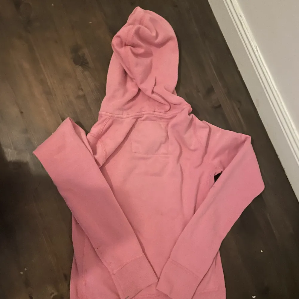 Säljer denna hoodie pga att den inte får någon användning. Bra skick . Hoodies.