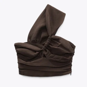 Brun topp oneshoulder zara - En brun oneshoulder topp från zara i storlek M, men passar S lika bra. Får inte på mig den i nuläget tyvärr.