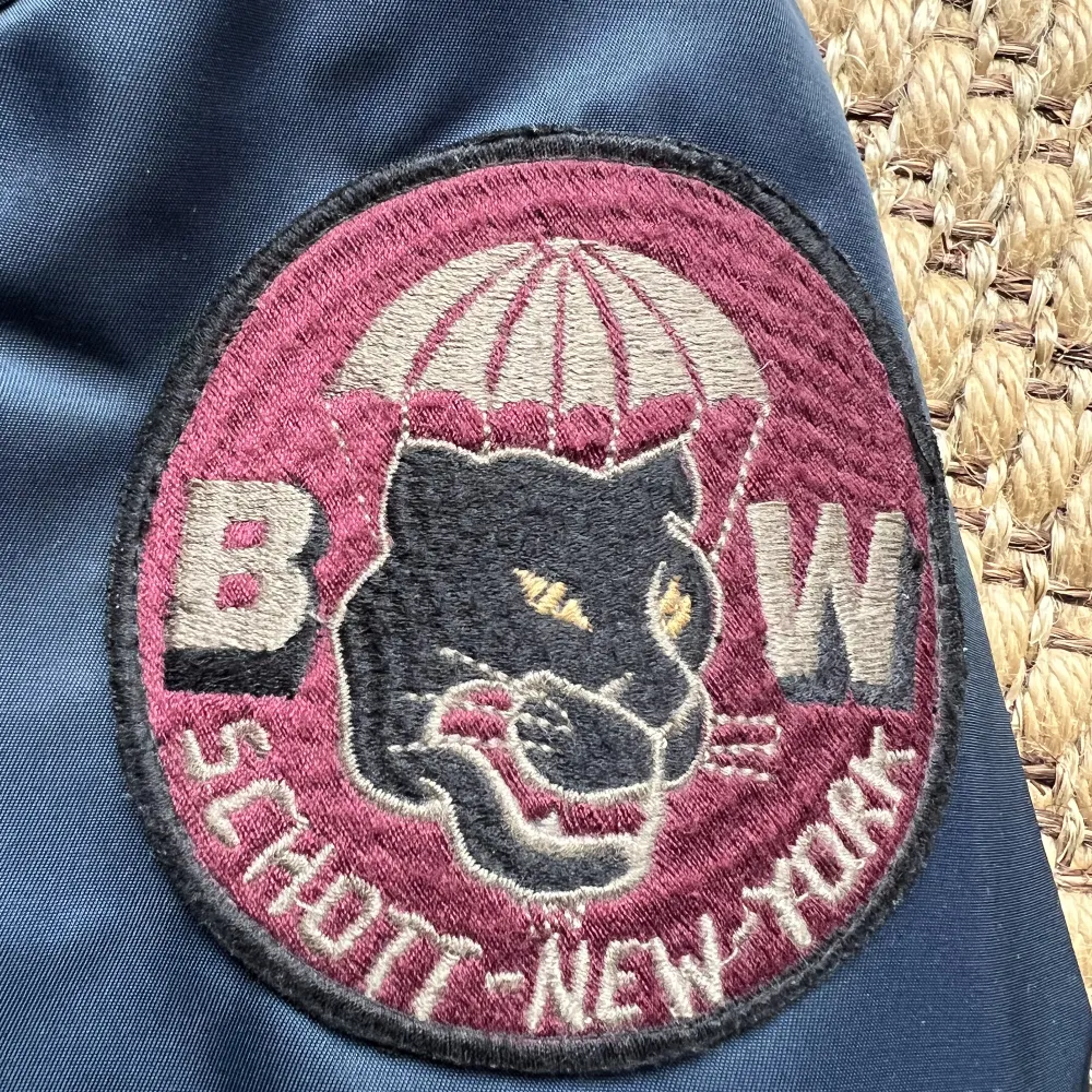 Bomberjacka från ”originalet” av bomberjackor - Schott. Modellen heter Airforce, är fodrad och går utmärkt att använda på höst/vinter. Skick 9 av 10.. Takit.