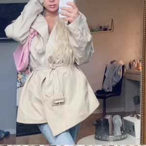 Trenchcoat  - Trendig trenchcoat perfekt till höst och våren. 