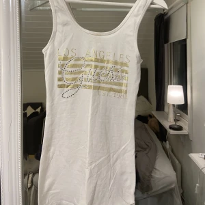 Guess Linne - Säljer detta super coola linnet från Guess! Storlek S men skulle säga att det är lite litet så skulle passa XS! Tycket är lite slitet tyvärr och några stenar har låssnat, men annars super snyggt!!⭐️⭐️⭐️köparen står för frakt