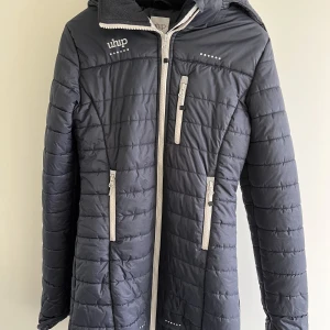 Uhip ridkappa - Superfin uhip ridjacka storlek 150. Inga tecken på användning! Ursprungligt pris 1695kr Pris kan diskuteras 