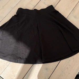 Kjol - I mjukismaterial. Bra skick