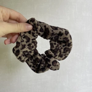scrunchie - .