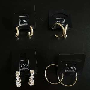Örhänge  - 4 st guldiga örhängen från snö of Sweden SÄLJES SEPARAT! 50 kr/st. Fint skick. De längst ner till vänster är SÅLDA.