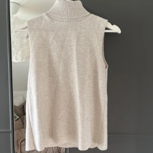 Zara väst - As snygg poloväst från Zara i stl S🔥 Skulle säga att färgen är någon stans mellan grå och beige🫶🏽 Använd ett fåtal gånger💋⚡️