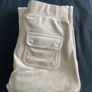 Juicy couture  - Juicy couture byxor i färgen warm taupe,  strl xs Inga defekter 