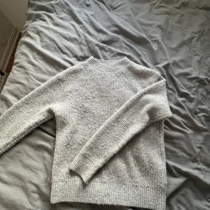 Grå stickad tröja  - Säljer min grå stickade tröja som inte kommer till användning längre, perfekt nu till vintern. Bra skick!