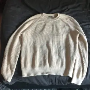 En beige sweater från Cubus i super skick. Passar till höst