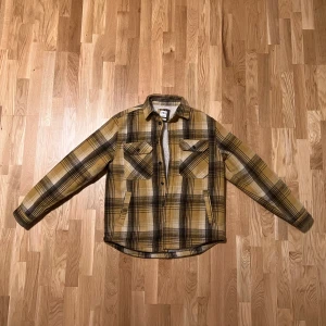 Flanellskjorta fodrad - Köpt på zara för 600kr, använd men inte mycket. 8/10 i skick, säljer nu för 300kr