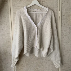 Spets kofta  - Vit kofta från ginatricot med spetsband jag sytt på själv💞