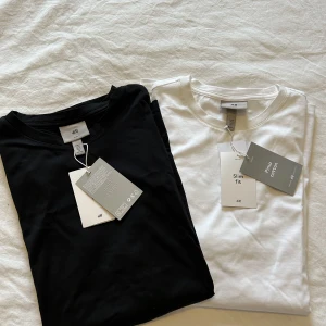 Herr t shirt med prislapp - Herr t-shirt SLIM FIT. Bara svarta finns kvar. 90kr. Storlek M.