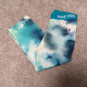 Nike-PRO träningstights - Ett par superhäftiga träningstights från nike-PRO. De går en bit över knäna och är i storlek M. 