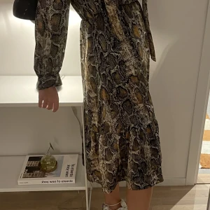 Zara klänning i djurmönster - Använd få gånger och i mycket fint skick!
