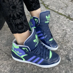 Adidas - Adidas skor som tyvärr är lite fösmå MEN SJUKT BEKVÄMA OCH SNYGGa har riktig seperationsångest men kan inte använda dom så letar ny ägare till dessa pinglor