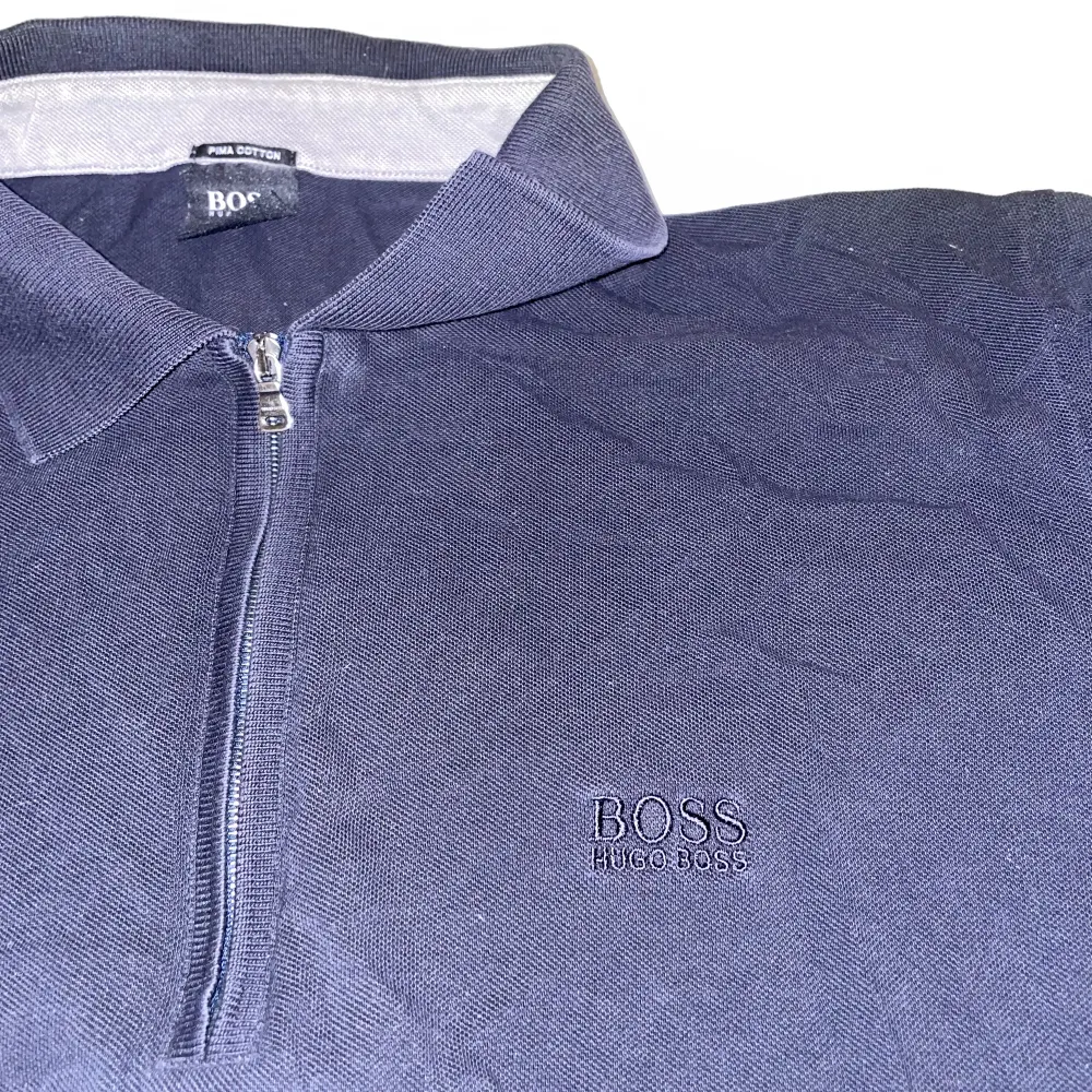 Hugo Boss tröja i strl L, färgen är mörk marine blå. T-shirts.