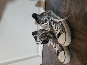 Converse - Använda men fina converse med loggan tryckt över hela skon