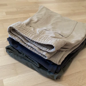 Uniqlo Trousers (M) - Styckpris. Tillgänglighet: blå & beige