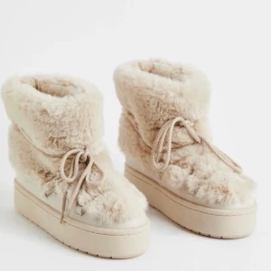 Skor - Säljer dessa så mysiga skor från hm då dom är för stora för mig så kommer aldrig till användning