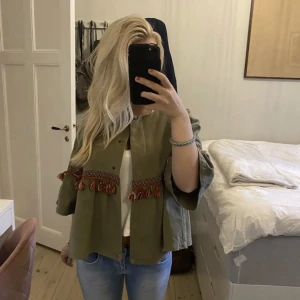 Zara jacka - säljer denna jacka från zara ❤️🙏🏼 Två första bilderna är lånade!!!! Storlek S