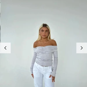 Tröja/ topp som är off shoulder från design nu si   - En fin off shoulder tröja från Design by si! Använd fåtal gånger och har inga tecken från  användning! Det är bara och skriva om man vill ha bilder eller något annat❤️