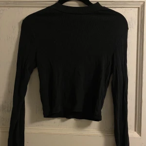 Långärmad croptop - Svart långärmad crop top i mjukt bomullsmaterial. Bra skick. Strl S