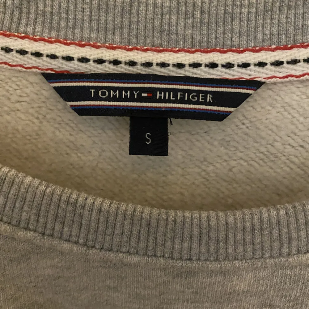 Snygg sweatshirt från Tommy Hilfiger. Damstorlek S.. Tröjor & Koftor.