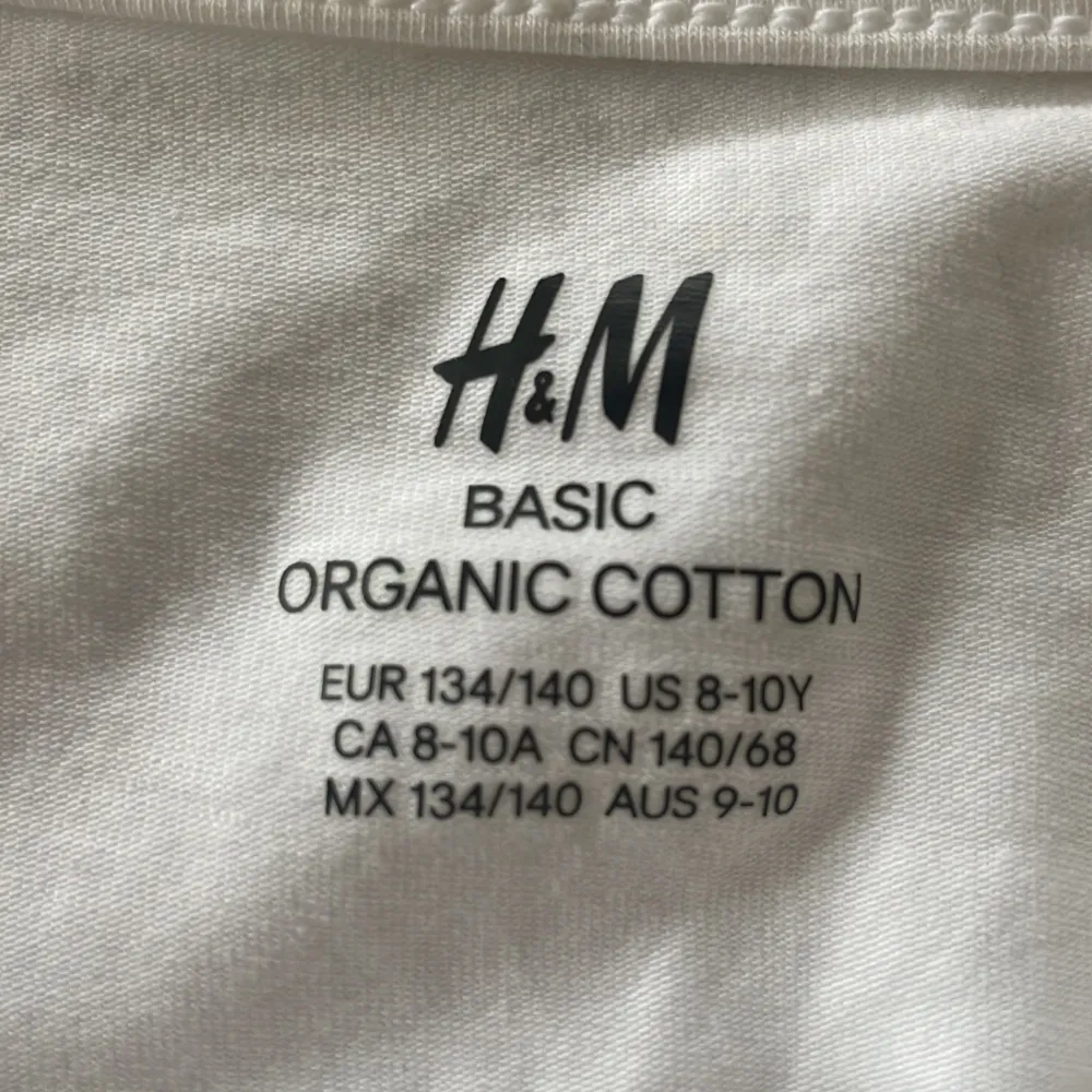 Vit Basic långärmad tröja från H&M i bra skick. Den är storlek 134/140 men passar nästan mig som vanligtvis har XS och är 159 cm lång. 💗. Tröjor & Koftor.
