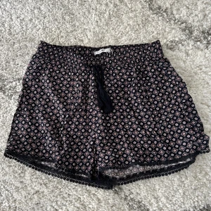 Sommarshorts - Shorts med fransar och tofsar. Oanvända med prislappen kvar! Skriv vid frågor
