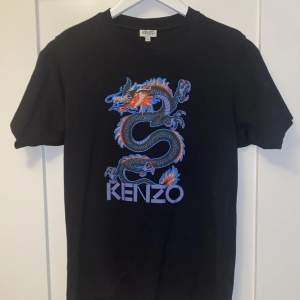 Kenzo t-shirt i bra skick, utan märken och slitage. Nypris 999 kr 