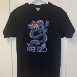 Kenzo t-shirt  - Kenzo t-shirt i bra skick, utan märken och slitage. Nypris 999 kr 