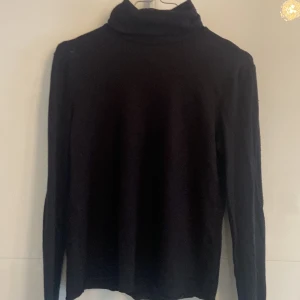 Svart polo tröja - Svart polo tröja köpt från Zara i bra skick! Använd ett par gånger, i strl S. 