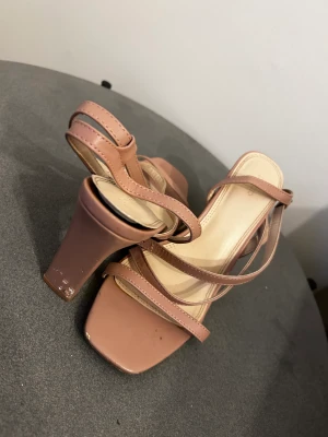 Klackar  - Rosa beiga klackar i storlek 37 från Bohoo. Materialet har försvunnit lite där bakom. Annars e de jätte fina och bekväma  