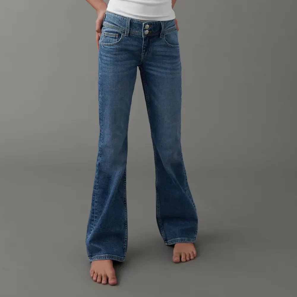 Säljer superfina och väldigt populära jeans från Gina med fickor där bak. Strl 164, passar mig som har 32/34. Kontakta mig för egna bilder💓. Jeans & Byxor.