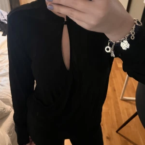 Tröja - Svart lite genomskinlig tröja med knapp upptill vid halsen ifrån Filippa K 