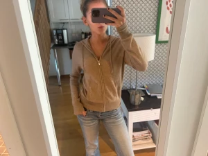 Soft goat Hoodie  - Säljer min Kashmir kofta från softgoat pga ingen användning längre. Köptes på deras hemsida för 2700kr. Koftan har ett pyttelitet hål som jag kan skicka bild på. Pris kan diskuteras