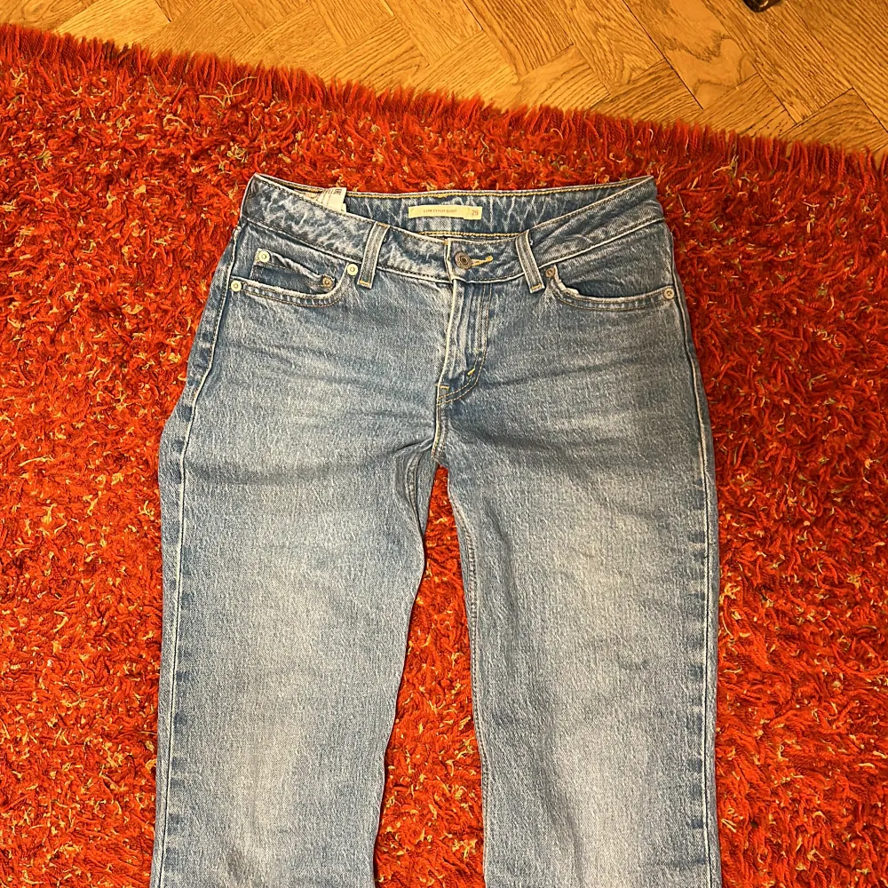 Ljusblå lågmidjade bootcut Levi jeans. Lite använda men fortfarande svinsnygga!!. Jeans & Byxor.