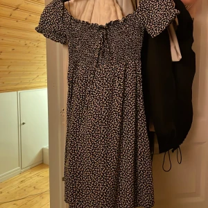 Klänning - Svart klänning med vita fjärilar, använd 1 gång så är nästan som ny❤️ Storlek xxs men den är stretchig så skulle passa xs också 